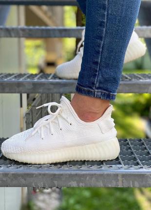 Мужские и женские кроссовки  adidas yeezy boost 350 v2 triple white3 фото