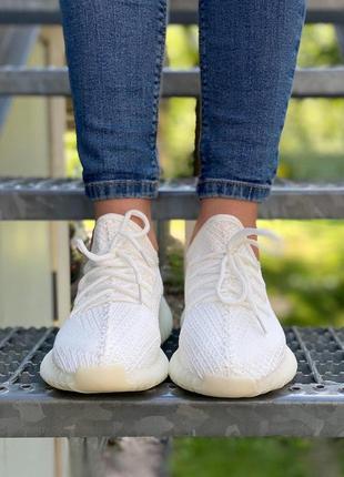 Мужские и женские кроссовки  adidas yeezy boost 350 v2 triple white4 фото
