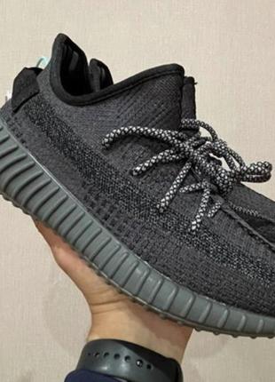 Женские кроссовки  adidas yeezy boost black рефлективная полоса и шнурки