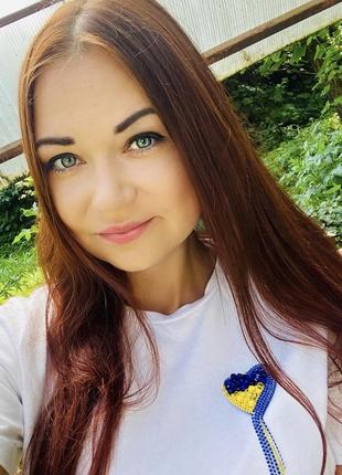 Патриотическая брошь сердце из бисера