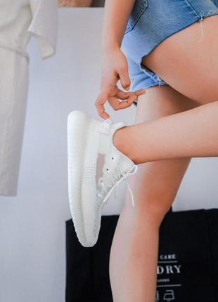 Мужские и женские кроссовки  adidas yeezy boost 350 v2 triple / white2 фото