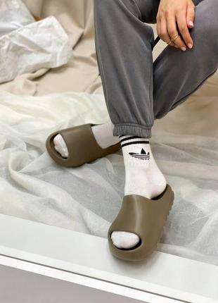 Мужские и женские кроссовки  adidas yeezy slide earth brown2 фото