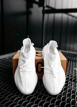 Мужские и женские кроссовки  adidas yeezy boost 350 v2 triple / white6 фото