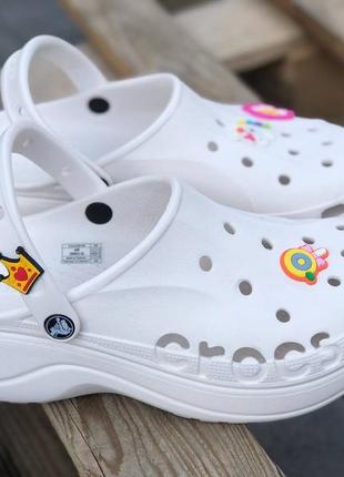 Крокси на платформі crocs bayaband platform white жіночі крокси3 фото