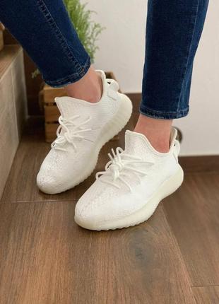 Мужские и женские кроссовки  adidas yeezy boost 350 v2 triple white3 фото