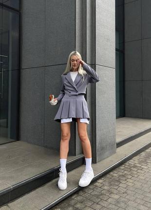 Жіночий літній костюм сірий укорочений піджак + спідниця 2023 тренд