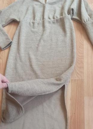 Красивое нюдовое вязаное платье с длинными рукавами.7 фото
