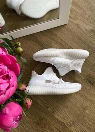 Мужские и женские кроссовки  adidas yeezy boost 350 v2 triple / white3 фото