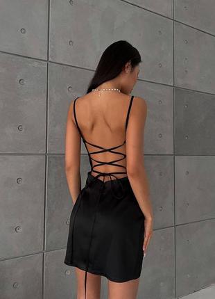 Вечернее черное базовое платье с маленьким разрезом летнее тренд 2023 легкое3 фото