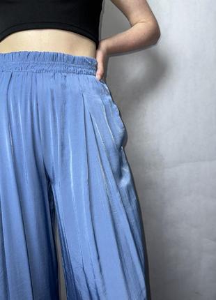 Женские свободные брюки с поясом на резинке серо-голубые modna kazka mkaz6446-72 фото