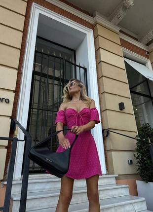 Мини платье в горох цвета фукси. с вырезом на декольте и шнуровкой на талии3 фото