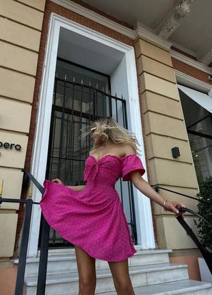 Мини платье в горох цвета фукси. с вырезом на декольте и шнуровкой на талии6 фото