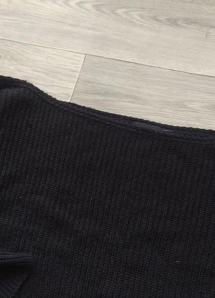 Черный укороченный свитер оверсайз на одно плечо2 фото