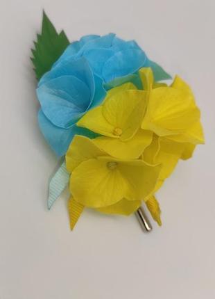 Квіткова брошка-бутоньєрка з блакитно-жовтими гортензіями bee_handyman