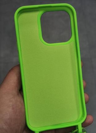 Чехол silicone case crossbody на iphone 14 pro через плечо на ленте2 фото