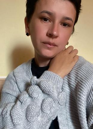 Серый вязаный свитер