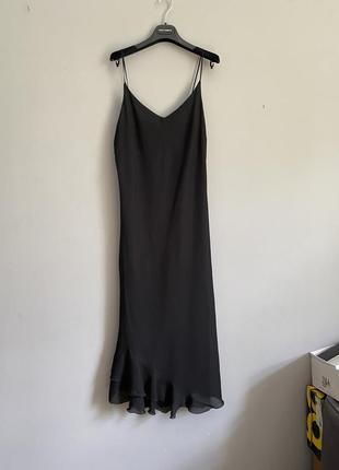 Чорне плаття-комбінація з рюшами, косою на тонких бретельках