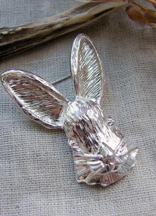 Необычная брошь заяц серебристая брошка в виде зайца кролика. цвет серебро