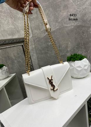 Белая стильная трендовая качественная сумочка с золотой фурнитурой4 фото