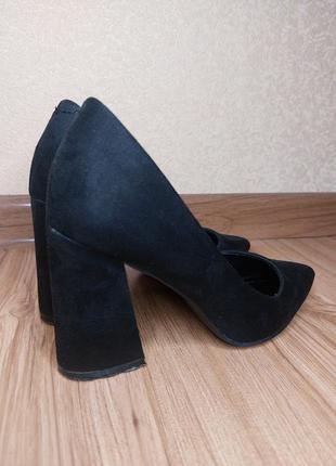 Черные замшевые туфли