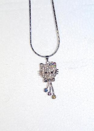 Оригінальне кольє кішечка зі стразів.