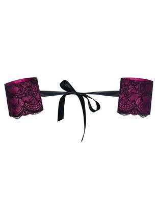 Атласные наручники-манжеты на лентах obsessive roseberry cuffs, pink, украшена кружевом