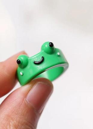 Зеленое колечко с лягушкой2 фото