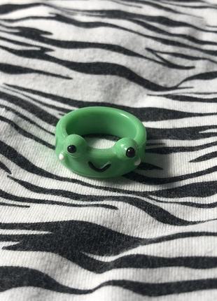 Зеленое колечко с лягушкой4 фото
