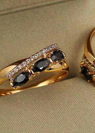 Кольцо xuping jewelry фиеста с тремя черными камнями р 17  золотистое1 фото