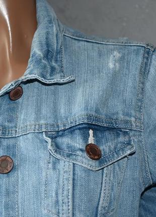 Куртка джинсовая голубая с потертостями на пуговицах фирмы h&amp;m7 фото