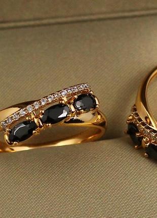 Кольцо xuping jewelry фиеста с тремя черными камнями р 20  золотистое2 фото