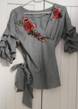 Стильна блуза на зав'язці з аплікацією-трояндою