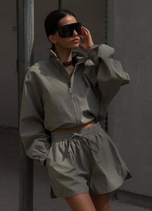 Костюм женский хаки однотонный оверсайз ветровка на молнии с карманами на затяжках шорты на высокой посадке с карманами качественный стильный