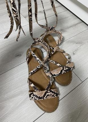 Босоножки на завязках