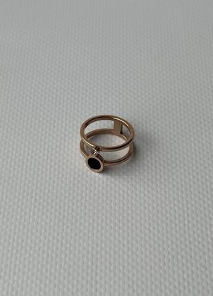 Женское стильное кольцо двойное декор цирконий вставка черная акриловая цвет золотистый медицинская сталь (18)4 фото