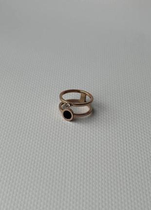 Женское стильное кольцо двойное декор цирконий вставка черная акриловая цвет золотистый медицинская сталь (18)5 фото
