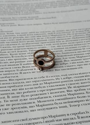 Женское стильное кольцо двойное декор цирконий вставка черная акриловая цвет золотистый медицинская сталь (18)9 фото