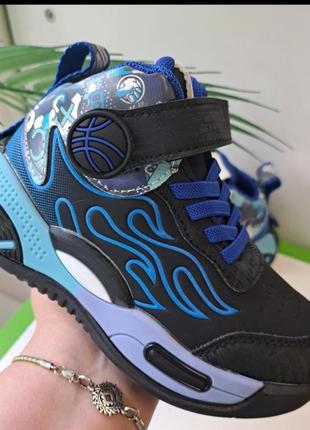 Ультра модні та стилізовані кросівки