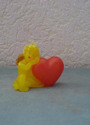 Декоративна свічка янголятко з сердечком