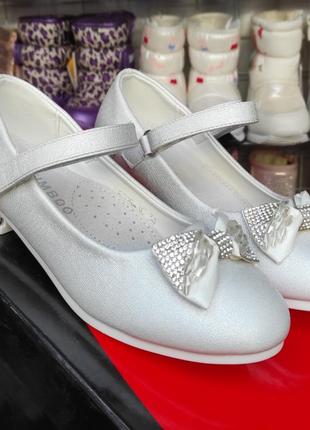 Белые туфли для девочки с бантиком блестящие маломер2 фото
