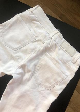 Білі джинси скіні з рваними колінами4 фото