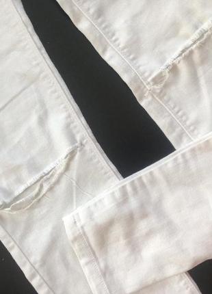 Білі джинси скіні з рваними колінами5 фото
