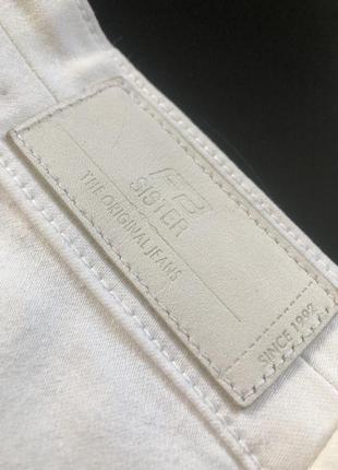 Білі джинси скіні з рваними колінами6 фото