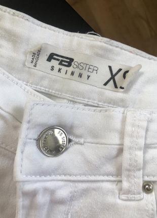 Білі джинси скіні з рваними колінами3 фото