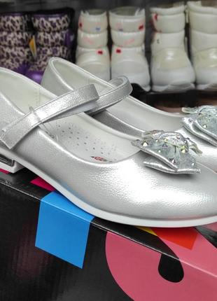 Туфли для девочки с бантиком серебро праздничные7 фото