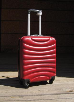 Червона валіза ручна поклажа