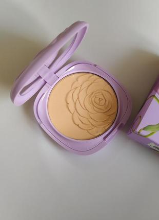 Зволожуюча основа blossoming beauty hydrating & long lasting kiko milano