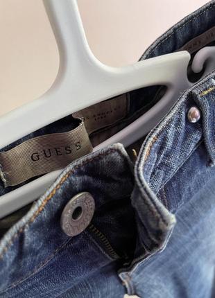 Женские джинсы guess с заклепками потертостями на низкой посадке5 фото