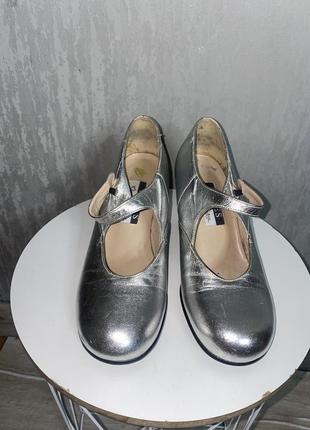 Винтажные серебристые кожаные туфли на широких устойчивых каблуках Англия потолка 23,5см 36-37р missselfridge2 фото