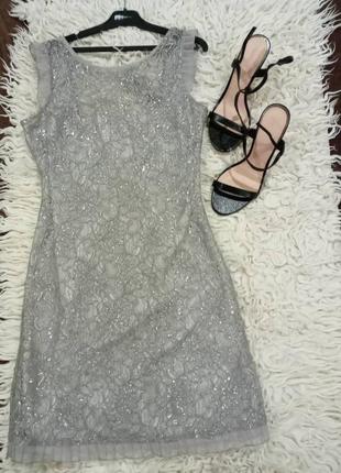 Платье с открытой спиной.